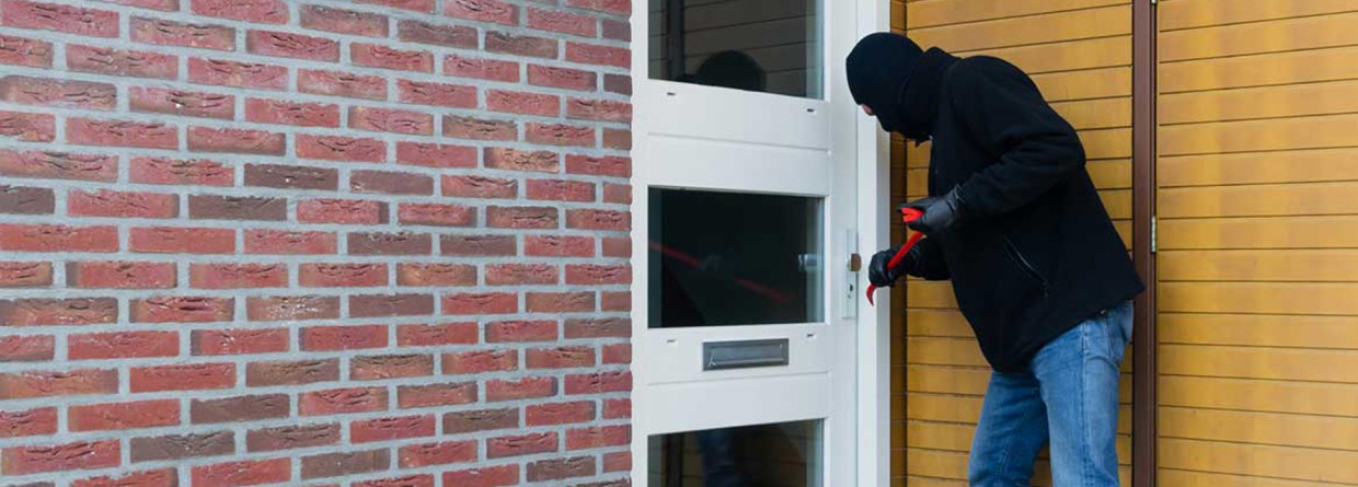 Inbreker probeert de deur te openen