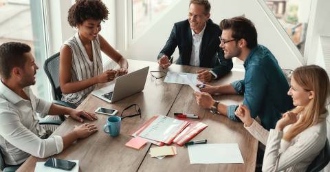 Bespreking werkgever met personeel op kantoor