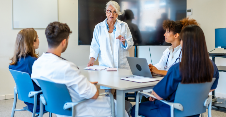 Intern overleg tussen arten en chirurgen in een ziekenhuis