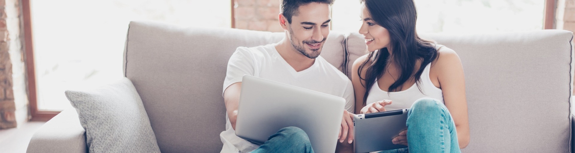 Stel op de bank met laptop en tablet