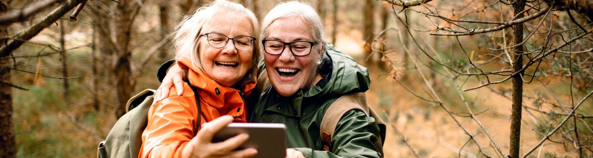 Senioren die een selfie maken